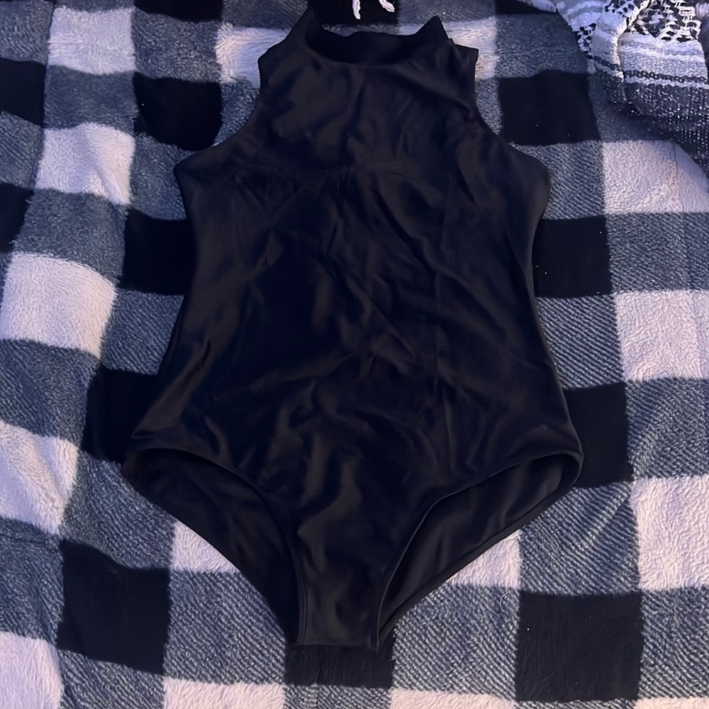 Black XXL kepblom bodysuit. Zip up in the back turtleneck and cap sleeve